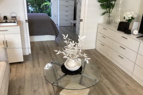 Condo in Hallandale Beach, Florida, 1 bedroom  № 1943864 - photo 10