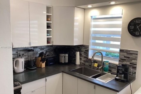 Condo in Hallandale Beach, Florida, 1 bedroom  № 1943864 - photo 2