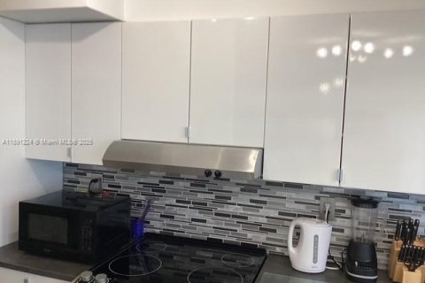 Condo in Hallandale Beach, Florida, 1 bedroom  № 1943864 - photo 4