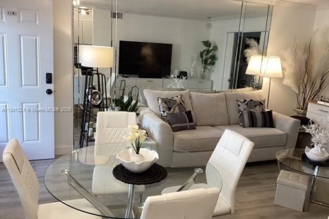 Condo in Hallandale Beach, Florida, 1 bedroom  № 1943864 - photo 8