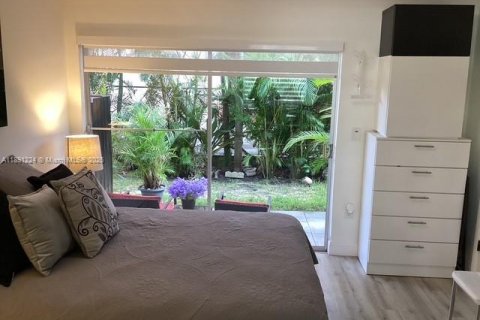 Condo in Hallandale Beach, Florida, 1 bedroom  № 1943864 - photo 16