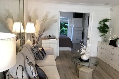 Condo in Hallandale Beach, Florida, 1 bedroom  № 1943864 - photo 12
