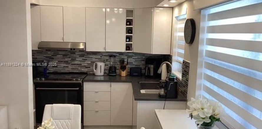 Condo in Hallandale Beach, Florida, 1 bedroom № 1943864