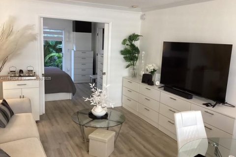 Condo in Hallandale Beach, Florida, 1 bedroom  № 1943864 - photo 11