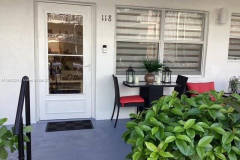 Condo in Hallandale Beach, Florida, 1 bedroom  № 1943864 - photo 21