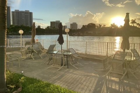 Copropriété à vendre à Hallandale Beach, Floride: 1 chambre, 69.68 m2 № 1943864 - photo 27