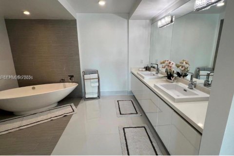 Condo in Sunny Isles Beach, Florida, 2 bedrooms  № 2026711 - photo 14