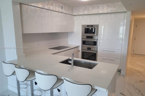 Condo in Sunny Isles Beach, Florida, 2 bedrooms  № 2026711 - photo 9