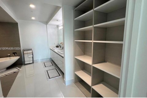 Condo in Sunny Isles Beach, Florida, 2 bedrooms  № 2026711 - photo 16