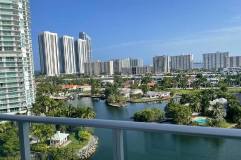 Condo in Sunny Isles Beach, Florida, 2 bedrooms  № 2026711 - photo 2