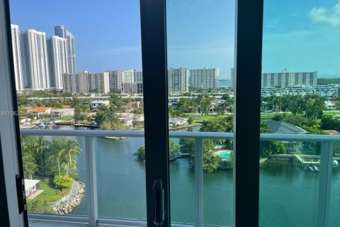 Condo in Sunny Isles Beach, Florida, 2 bedrooms  № 2026711 - photo 3