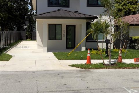 House in Miami, Florida 6 bedrooms № 2383215