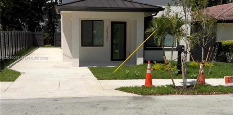House in Miami, Florida 6 bedrooms № 2383215