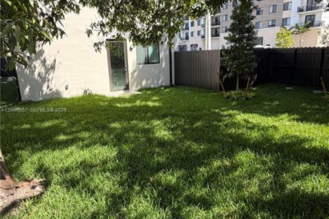 House in Miami, Florida 6 bedrooms № 2383215 - photo 3