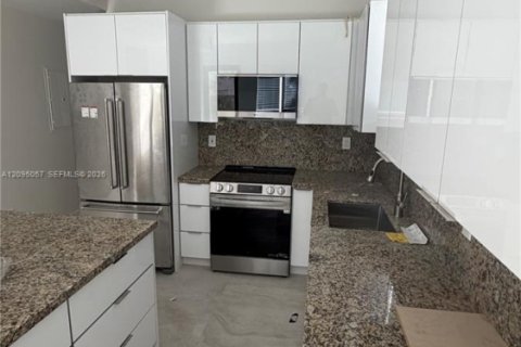 House in Miami, Florida 6 bedrooms № 2383215 - photo 5