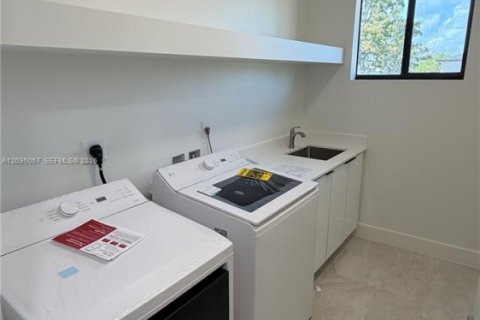 House in Miami, Florida 6 bedrooms № 2383215 - photo 13