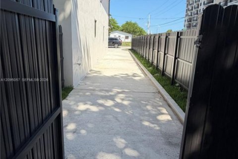 House in Miami, Florida 6 bedrooms № 2383215 - photo 2