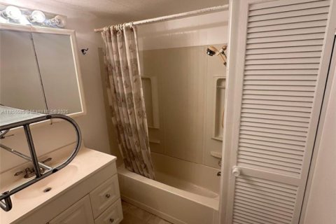 Снять в аренду квартиру в Бока-Ратон, Флорида 3 спальни, 74.69м2, № 1880392 - фото 15