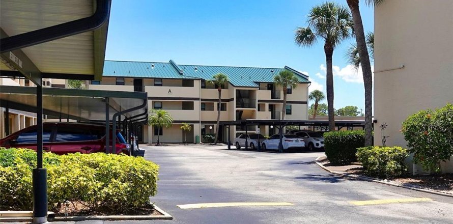 Condo in Port Charlotte, Florida, 2 bedrooms  № 2096517
