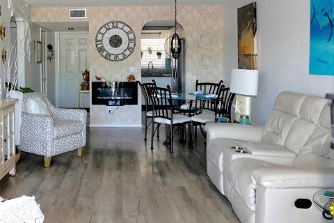 Condo in Port Charlotte, Florida, 2 bedrooms  № 2096517 - photo 6