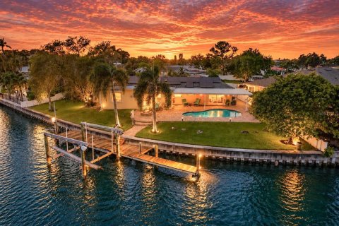 Casa en Saint Petersburg, Florida 3 dormitorios, 159.05 m2 № 2373888