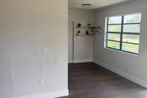 House in Pahokee, Florida 3 bedrooms, 90.77 sq.m. № 2172947 - photo 9