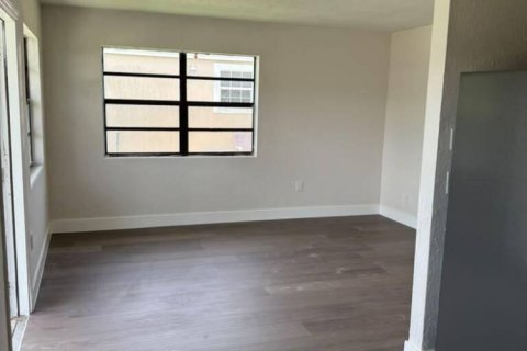 House in Pahokee, Florida 3 bedrooms, 90.77 sq.m. № 2172947 - photo 7