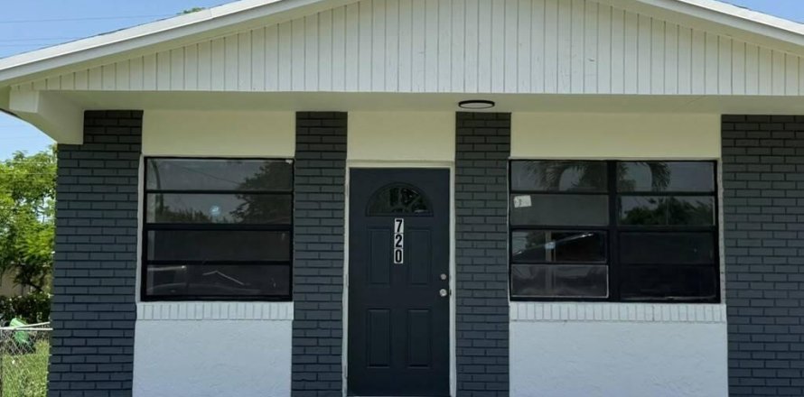 House in Pahokee, Florida 3 bedrooms, 90.77 sq.m. № 2172947
