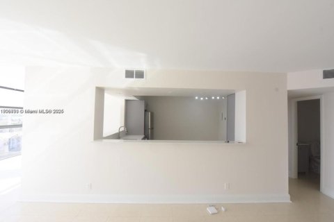 Condo in Hallandale Beach, Florida, 2 bedrooms  № 2082032 - photo 11