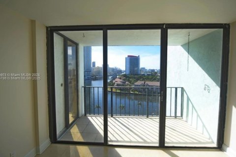Condo in Hallandale Beach, Florida, 2 bedrooms  № 2082032 - photo 9