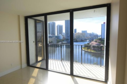 Condo in Hallandale Beach, Florida, 2 bedrooms  № 2082032 - photo 4