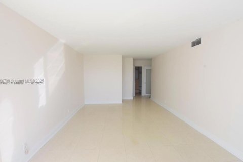 Condo in Hallandale Beach, Florida, 2 bedrooms  № 2082032 - photo 10