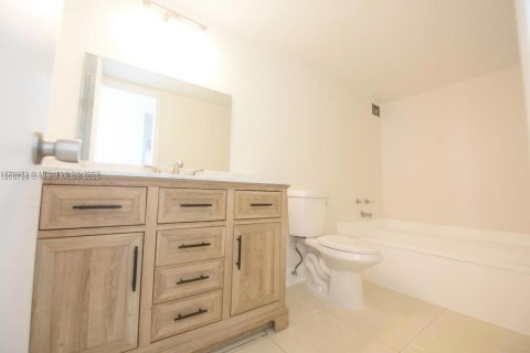 Condo in Hallandale Beach, Florida, 2 bedrooms  № 2082032 - photo 12