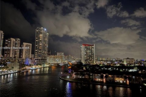 Condo in Hallandale Beach, Florida, 2 bedrooms  № 2082032 - photo 3