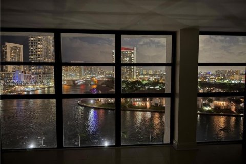 Condo in Hallandale Beach, Florida, 2 bedrooms  № 2082032 - photo 2