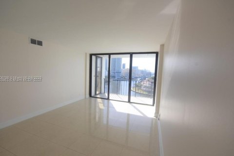 Condo in Hallandale Beach, Florida, 2 bedrooms  № 2082032 - photo 8