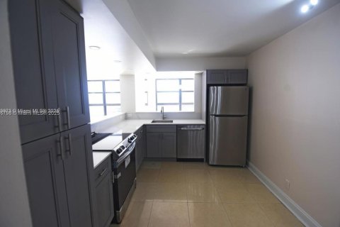 Condo in Hallandale Beach, Florida, 2 bedrooms  № 2082032 - photo 7