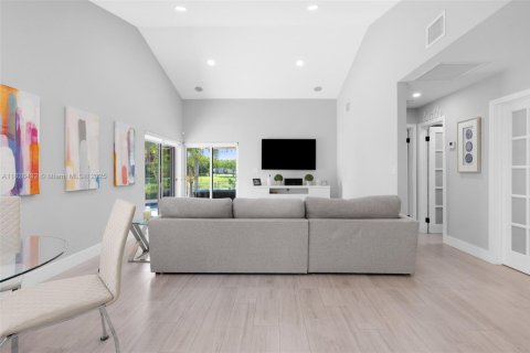 Casa en venta en Pembroke Pines, Florida, 3 dormitorios, 102.75 m2 № 1799426 - foto 25