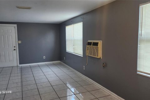 House in Tampa, Florida 3 bedrooms, 80.27 sq.m. № 1744673 - photo 4