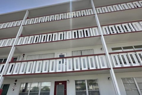 Купить кондоминиум в Уэст-Палм-Бич, Флорида 6 комнат, 103.12м2, № 2173058 - фото 2