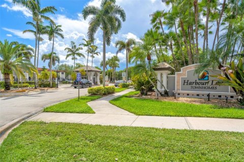 Townhouse in Miramar, Florida 2 bedrooms, 121.98 sq.m. № 2043073 - photo 23