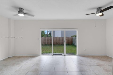 Townhouse in Miramar, Florida 2 bedrooms, 121.98 sq.m. № 2043073 - photo 4