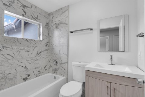 Townhouse in Miramar, Florida 2 bedrooms, 121.98 sq.m. № 2043073 - photo 13