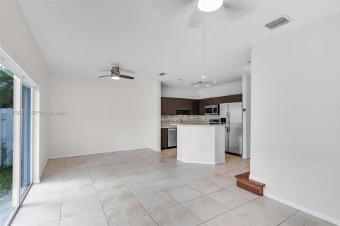 Townhouse in Miramar, Florida 2 bedrooms, 121.98 sq.m. № 2043073 - photo 5