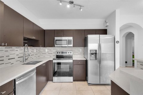 Townhouse in Miramar, Florida 2 bedrooms, 121.98 sq.m. № 2043073 - photo 3