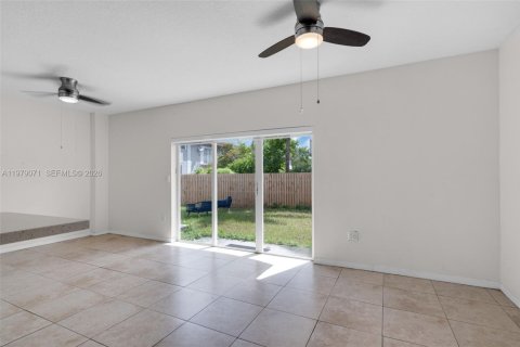 Townhouse in Miramar, Florida 2 bedrooms, 121.98 sq.m. № 2043073 - photo 7
