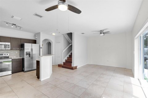 Townhouse in Miramar, Florida 2 bedrooms, 121.98 sq.m. № 2043073 - photo 6