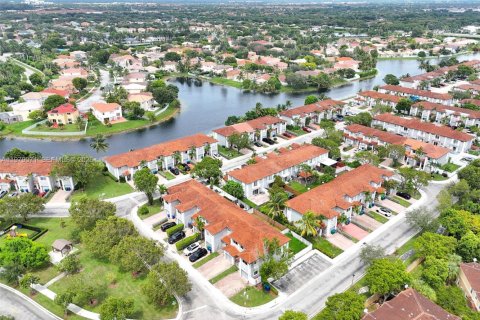 Townhouse in Miramar, Florida 2 bedrooms, 121.98 sq.m. № 2043073 - photo 26