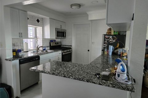 House in Sunrise, Florida 2 bedrooms, 99.13 sq.m. № 2013531 - photo 4