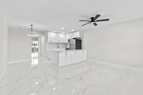 Купить кондоминиум в Уэст-Палм-Бич, Флорида 5 комнат, 49.42м2, № 2082761 - фото 2